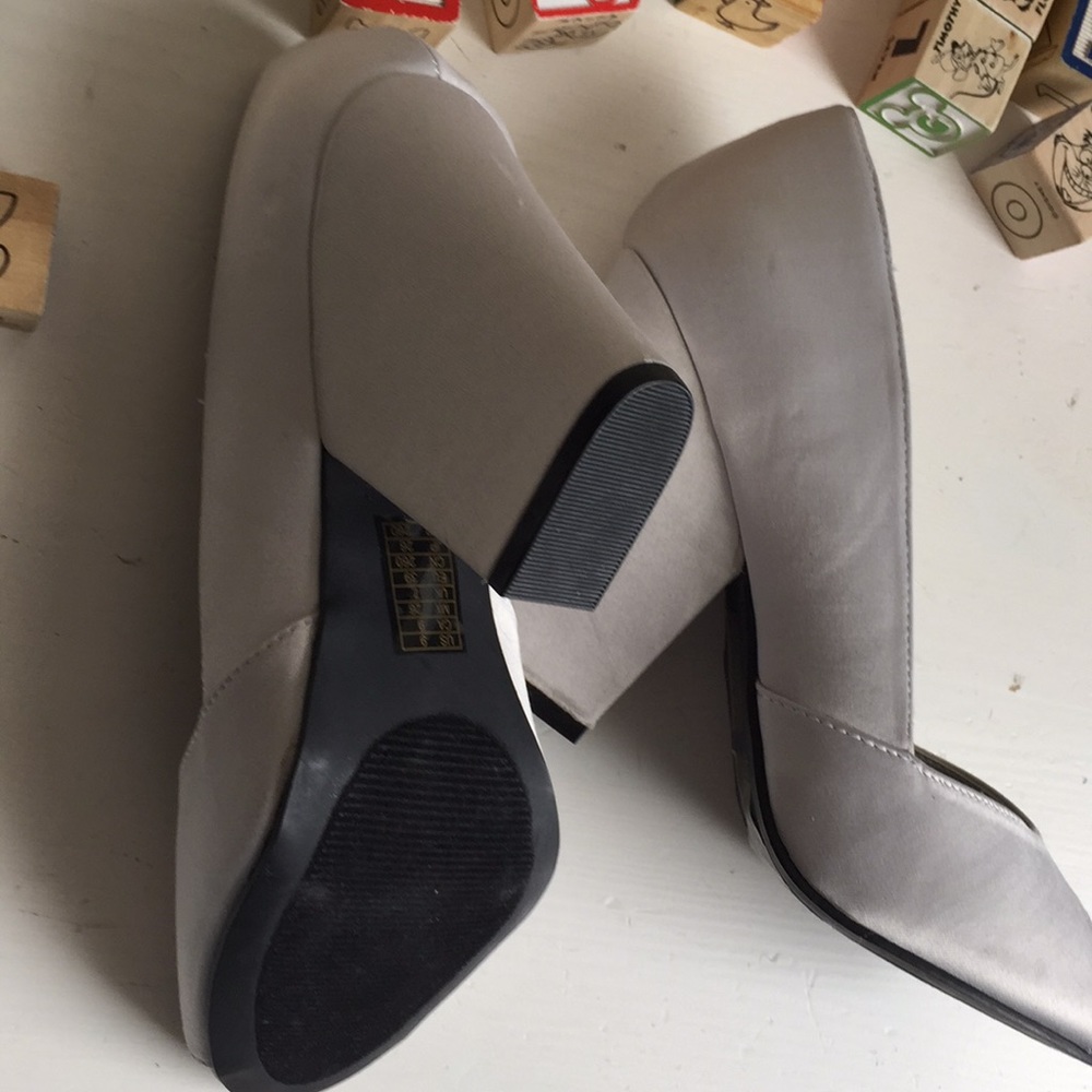 Silver shoes Size 9. - Picture 10 of 14